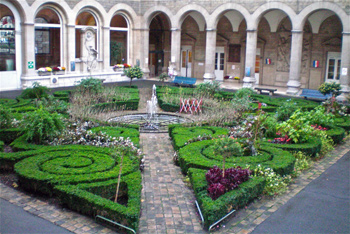 Hôtel-Hospitel Dieu courtyard