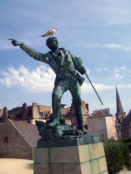 pigeon on statue