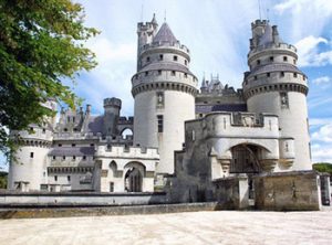 full view of Pierrefonds castle