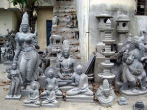 stone carvings outside a Mahablipuram shop