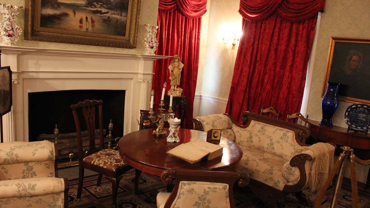parlor in Mary Todd Lincoln home