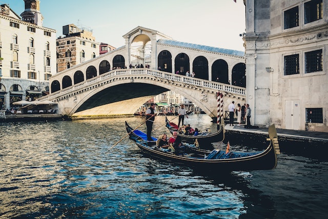 gondola under Rialto bridge depicts some of the amazing things to do in Venice