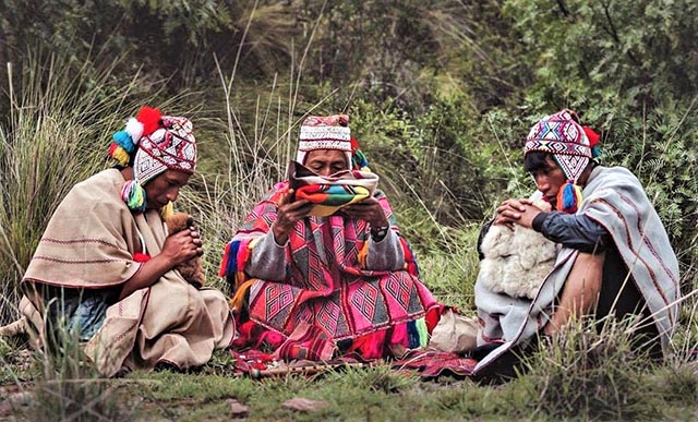 3 Peruvians praying to the Pachamama