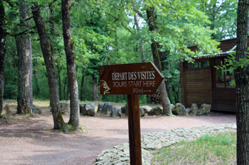 Sign on tour of Lascaux caves