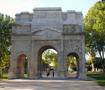 arch in Arles