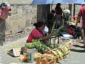 Tlaquepacque street artisan weaving