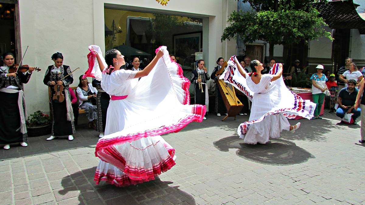 Tlaquepacque mariachis and dancers