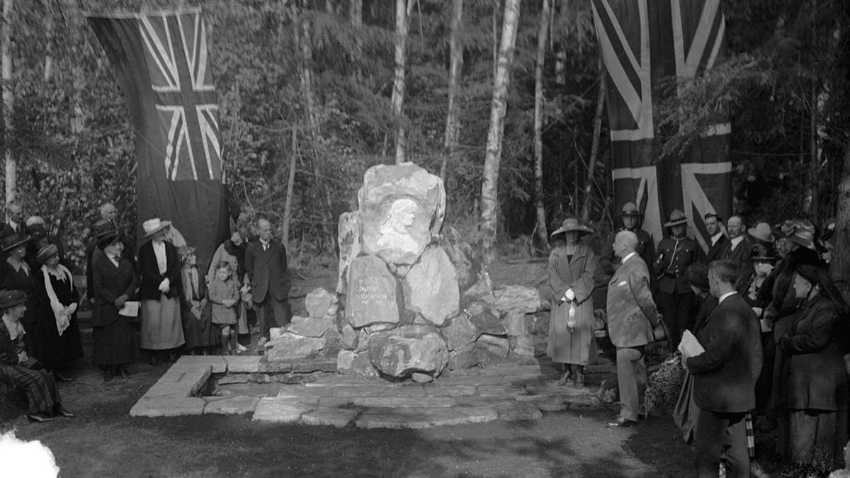 Ceremony at Pauline Johnson's grave, 1920