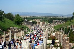 tourists crowd among Ephisus ruins