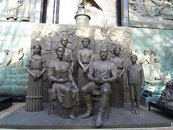 Tsereteli sculpture of family group