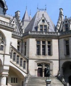 Pierrefonds castle courtyard