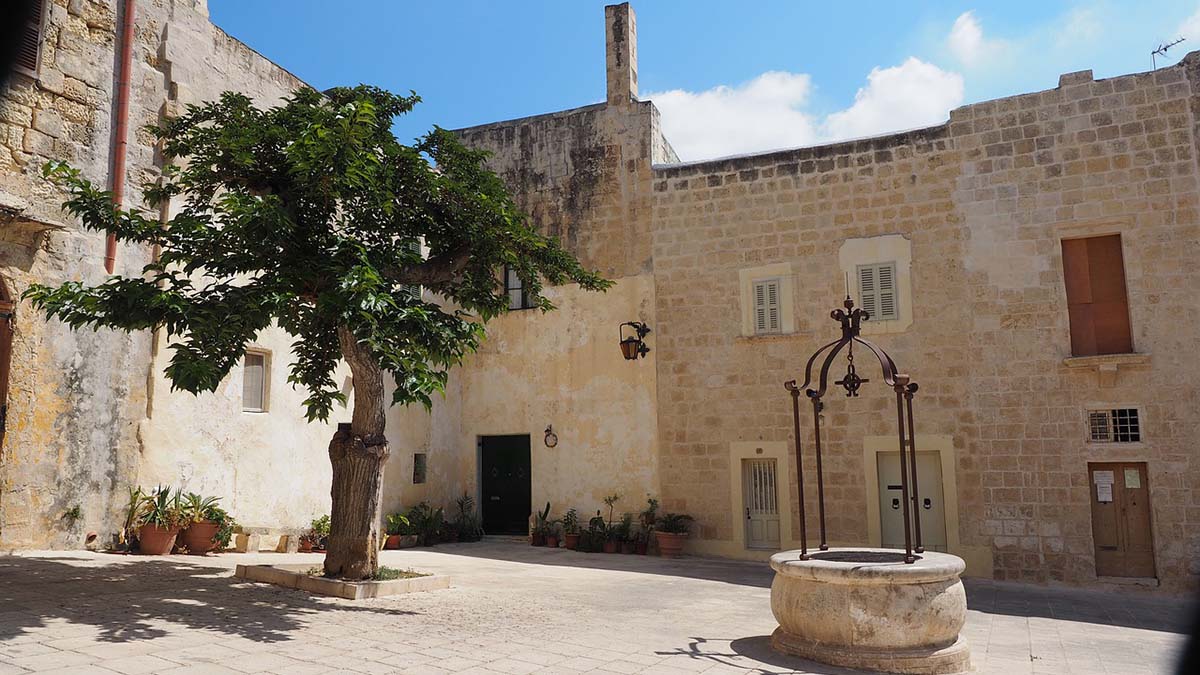 courtyard in Valetta, Malta