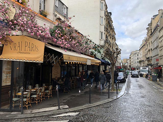 sidewalk cafe on Paris street