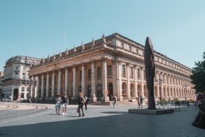 Bordeaux building with tourists