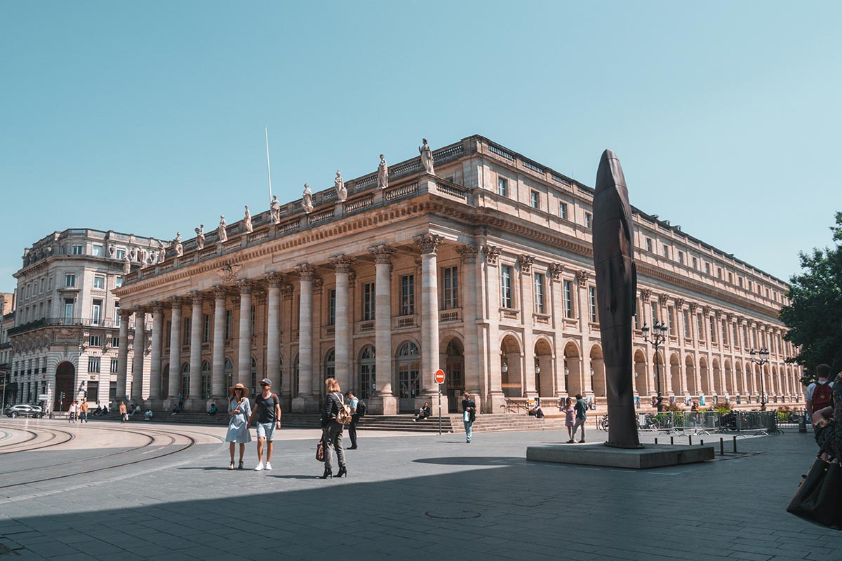 Bordeaux building with tourists